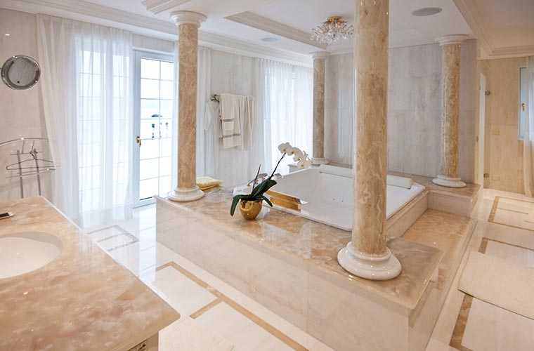 Badezimmer mit Naturstein