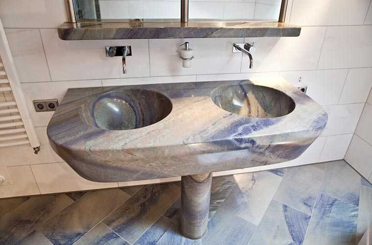 Badezimmer mit Naturstein