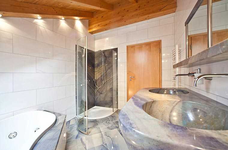 Badezimmer mit Naturstein