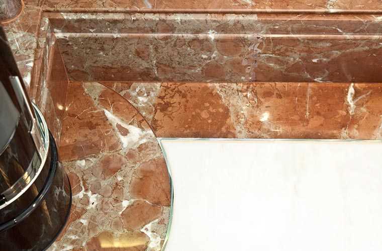 Badezimmer mit Naturstein