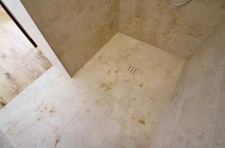 Badezimmer mit Naturstein