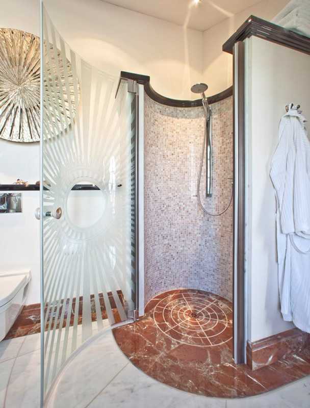 Badezimmer mit Naturstein